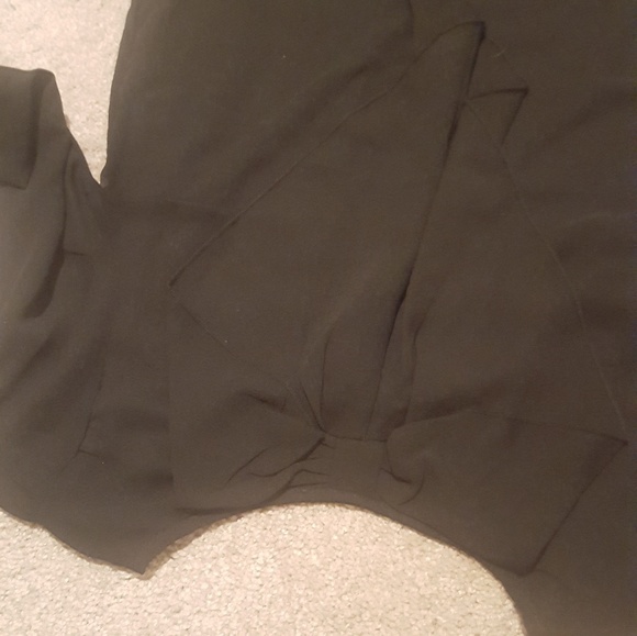 A Lace-and-ruffled two bow shirt - Picture 7 of 8